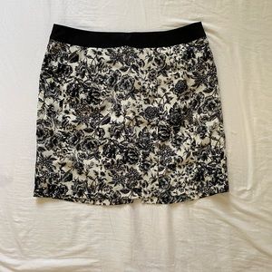 Black-white floral mini skirt